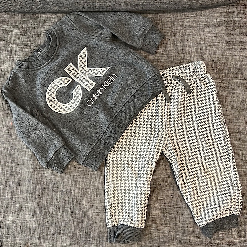 Calvin Klein baby girl/boy gray sweatsuit outfit 12M